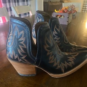 Women’s Ariat ankle boots worn ONCE size 8.